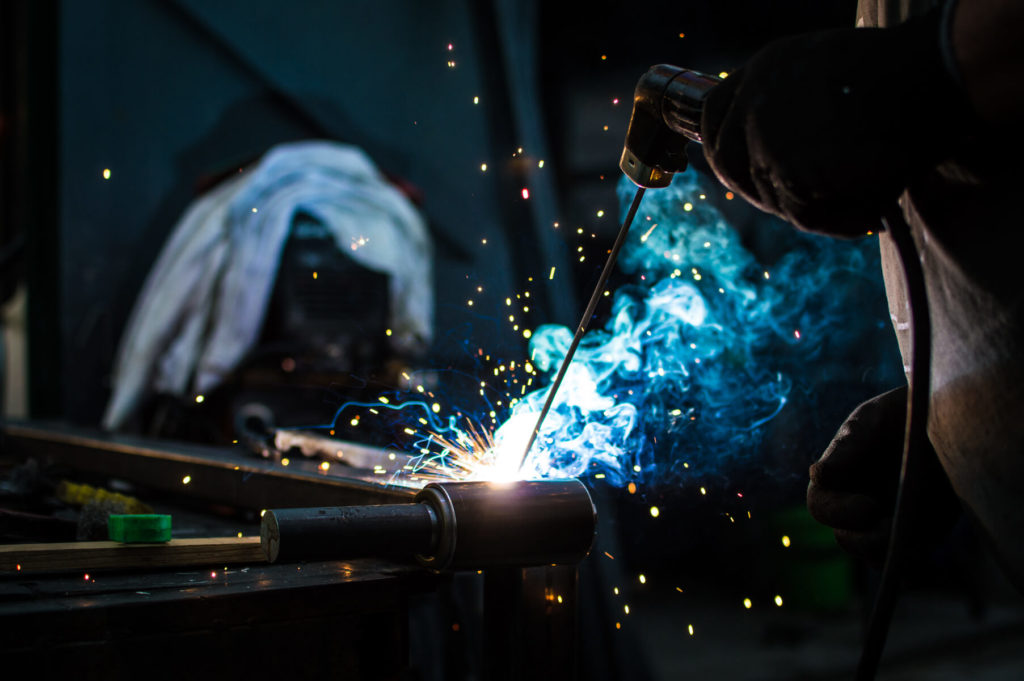 welding the hinge kit of the spare tire mount